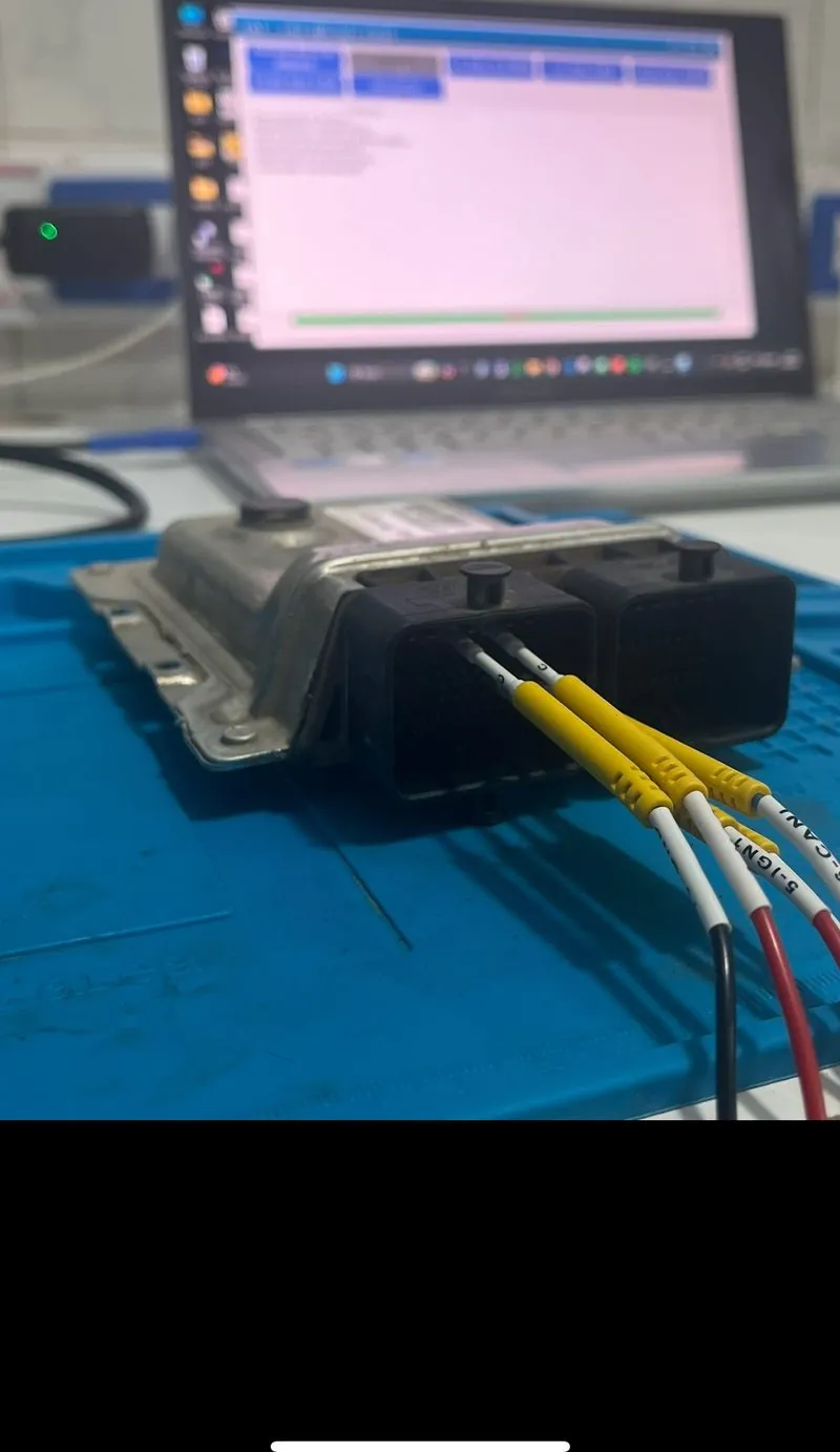 Programación de ECU automotriz en banco LLAVIN Santa Fe