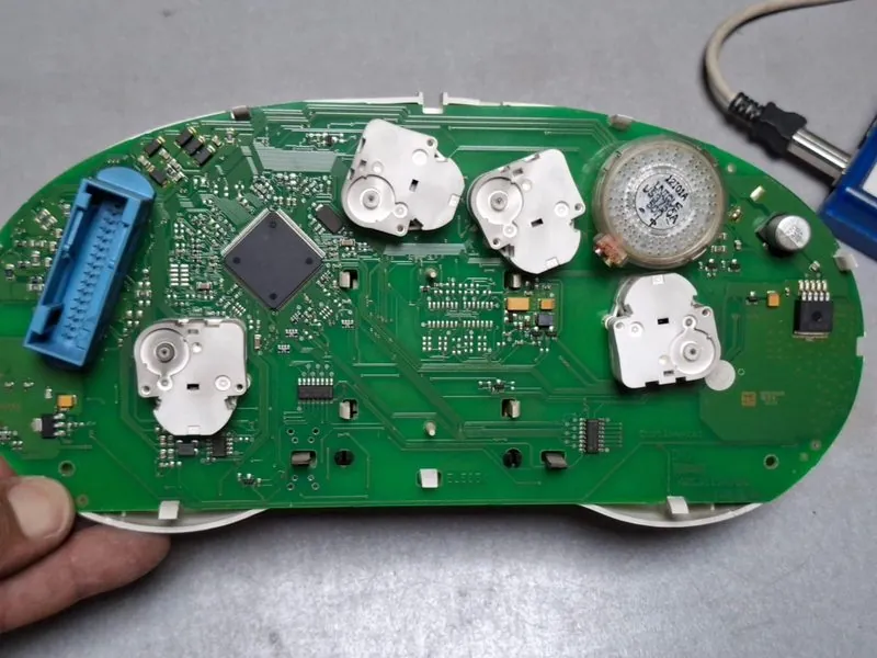 Reparación de panel de instrumentos electrónico en LLAVIN Santa Fe
